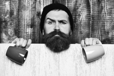 Kâğıt çarşaf ve fincanlarla vahşi beyaz hippi sakallı.