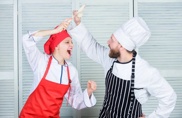 Kadın ve sakallı adam mutfak rakipleri göster. Ultimate sorun yemek. İki aşçılar mutfak savaşı. Çift mutfak sanatları rekabet. Mutfak kuralları. Kim daha iyi yemek. Mutfak savaş kavramı — Stok fotoğraf