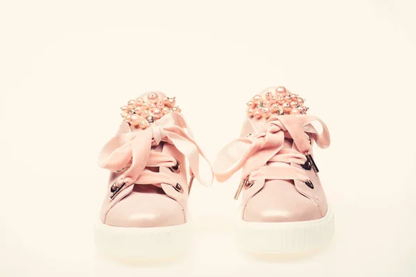 Concepto de zapatillas glamurosas. Lindos zapatos aislados sobre fondo blanco. Calzado para niñas y mujeres decorado con perlas. Par de zapatillas femeninas rosa pálido con cintas de terciopelo — Foto de Stock