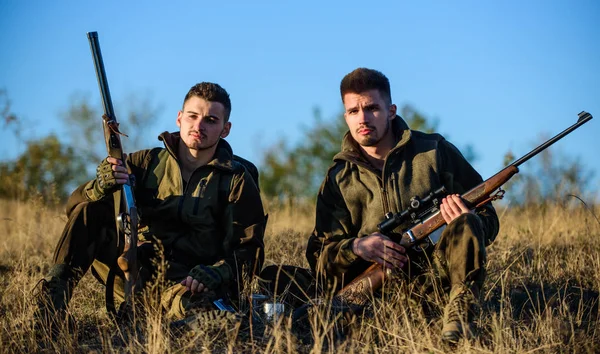 Caça com amigos lazer hobby. Gamekeepers caçadores relaxante. Descanse para o conceito de homens reais. Estou a falar de apanhar. Caçadores com espingardas relaxantes no ambiente da natureza. Hunter amigo desfrutar de lazer no campo — Fotografia de Stock