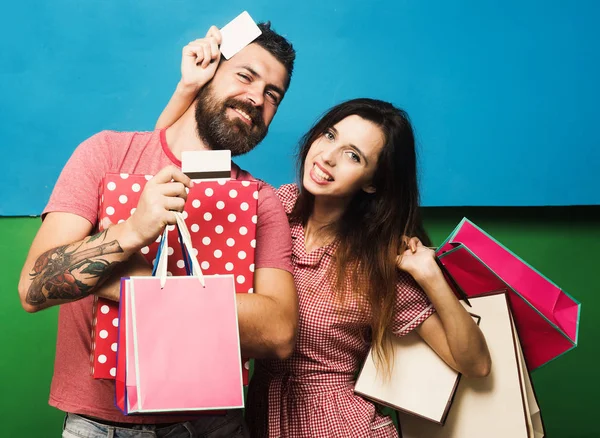 Aşık çift hugs ve tutar kutusu ve alışveriş torbaları — Stok fotoğraf