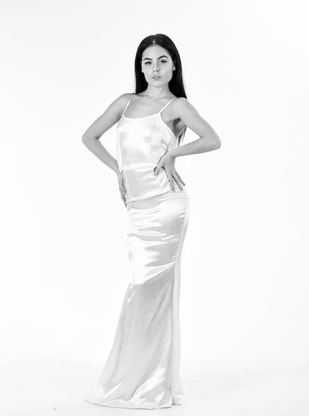 Conceito fino e adequado. Senhora no rosto calmo usa vestido de noite elegante caro. Modelo de moda com figura fina como resultado de dieta e fitness. Mulher em vestido branco elegante, fundo branco — Fotografia de Stock