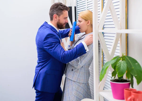 İş arkadaşları ve ofiste flört arasında cinsel taciz. İşadamı cinsel taciz kadın meslektaşım. Sosyal protesto.