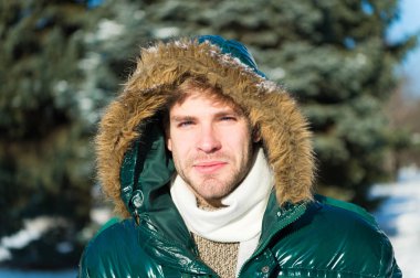 Adam. Dışarısı soğuk. Karda orman. Temiz hava. Kış tatil. adam kış tatil günlerinde. Karlı havalarda. Trendy kışlık mont. Kış modası. Sıcak giysiler. Çekinmeyen hava