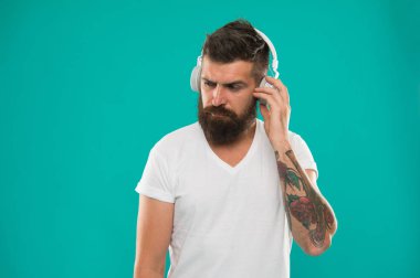 Adam Kulaklık dinleme şarkıda. Tech alet tüm müzik severler olmalıdır. Müzik severler için en iyi hediye. Hippi giyim kulaklık sakallı. Mükemmel ses. Müzik kitaplığı konsepti. Her zaman benimle müzik