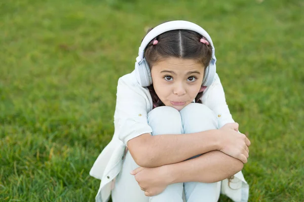 Bambina con le cuffie. Felicità infantile. Giocatore di Mp3. giorno dei bambini. Tecnologia audio. piccolo bambino triste ascoltare ebook, istruzione. Ascolta la musica. Bellezza e moda. Musica soul — Foto Stock