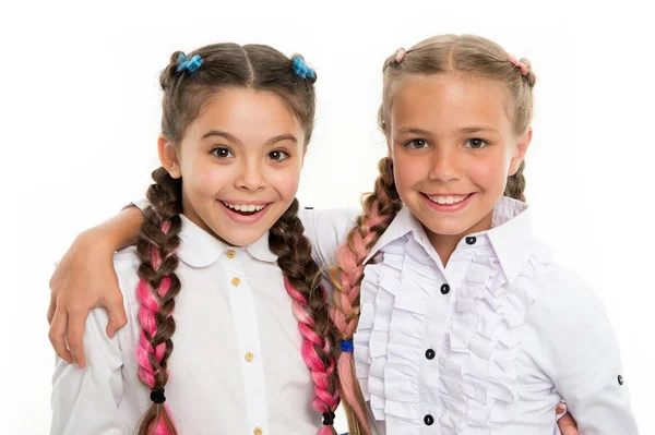 Moda de niño pequeño. Felicidad infantil. Amistad y hermandad. niñita con el pelo perfecto. Día de los niños. De vuelta a la escuela. Hermanitas felices. Belleza y moda. Increíble historia —  Fotos de Stock