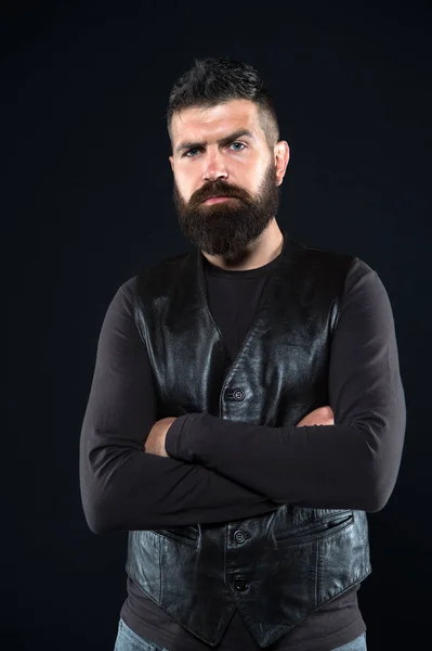 Brutalne kaukaski hipster z wąsami. Mody męskiej. Pielęgnacji twarzy. Dojrzałe hipster z brodą. Brodaty mężczyzna. Pewnie i przystojny-brutalny mężczyzna. poważny mężczyzna. Fryzjer męski opieki — Zdjęcie stockowe