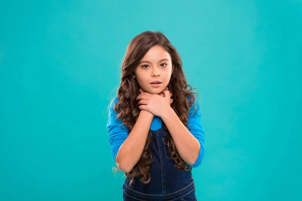 Felicidade infantil. Menina feliz. Beleza e moda. moda de criança pequena. Dia internacional das crianças. menina pequena criança com cabelo perfeito. sentido de liberdade. Não consigo respirar. gripe — Fotografia de Stock