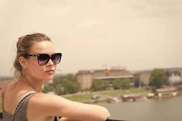 Dziewczyna w okularach przeciwsłonecznych nad Wisłą w Krakowie, Polska — Zdjęcie stockowe
