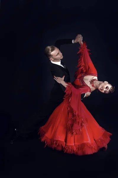 Ηλικίας χορού αίθουσα χορού σε κόκκινο φόρεμα — Φωτογραφία Αρχείου