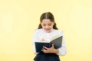 Okula dönelim. Çocukluk mutluluğu. Okul üniformalı mutlu küçük kız. Küçük kız çocuğu. özel ders. Zeki kız. Çocuklar Günü 'nde. Eğitim çevrimiçi. İhtiyacı olan kitap onda.