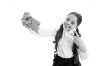 Blog. Küçük kız kişisel blogu için fotoğraf çekiyor. İnternet günlüğünü paylaş. Beyazlar içinde izole edilmiş küçük bir çocuğun çocukluk blogu. yeni proje geliştiriliyor