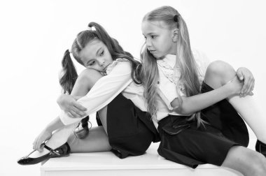 geri okul ve yaz sonu için. küçük kızlar okula Tekdüzen arkada. küçük kızlar için yaz sonu.