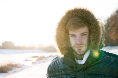 Tatil ve seyahat. Kış modası. Sıcak giysiler. Karlı havalarda. Trendy kışlık mont. Adam. Dışarısı soğuk. Karda orman. Temiz hava. adam kış tatil günlerinde. kopya alanı. Trendy ve şık