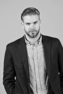 Mükemmel saç stili gri arkaplanı olan bir girişimci. Basit gardiyanlar saç stilini daha iyi yapar. Doğru ürün stili saç kullan. Kendine güvenen, düzenli saç stili olan bir metroseksüel. Berber saç stili ipuçları