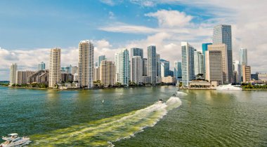 Şehir Miami, ABD Deniz suyu üzerinde yat yelken.