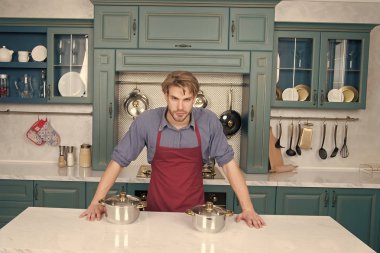 Genç adam tencere pişirme ile sakallı