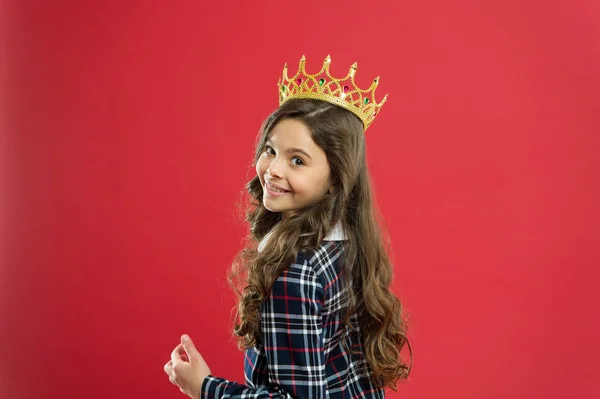 Gyermekkori boldogság. Boldog lány. Szépség és a divat. kis lány gyermek tökéletes haj. kis gyerek divat. Nemzetközi Gyermeknap. legjobb lány. Fiatal és a szabad — Stock Fotó