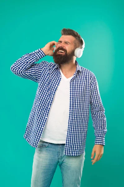 Les hipsters barbus portent des écouteurs. Excellent son. Concept de bibliothèque musicale. gadgets technologiques tous les amateurs de musique devraient avoir. La musique toujours avec moi. Homme écoutant la chanson dans les écouteurs. Meilleurs cadeaux pour les mélomanes — Photo