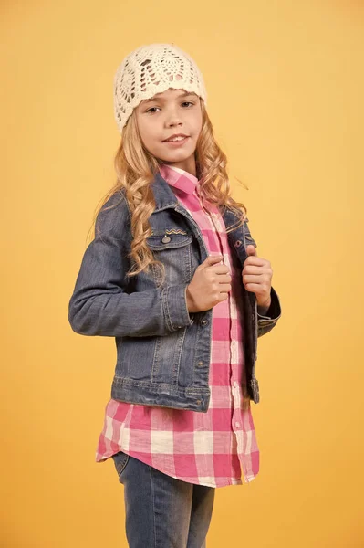 Modelo de niña en traje vaquero, sombrero, camisa a cuadros —  Fotos de Stock