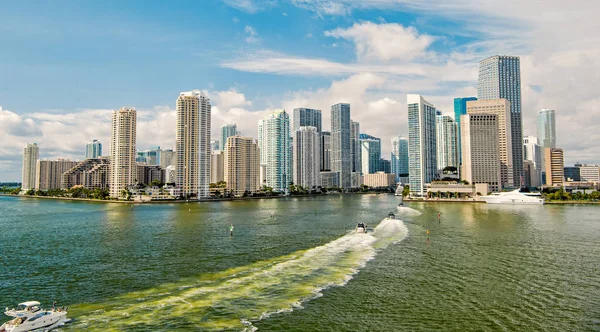 Iates navegam na água do mar para a cidade Miami, EUA . — Fotografia de Stock