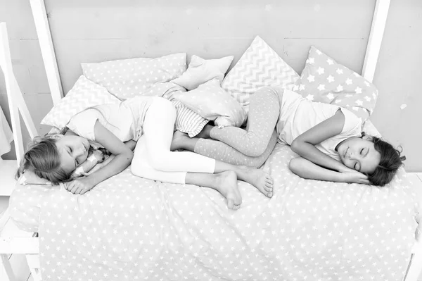 Představivost ve spánku. Děvčata mají bohatou fantazii a v noci sní o bílém spánku. holčičky nebo malé děti. vždy spolu šťastní — Stock fotografie