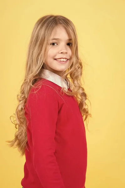 Criança com cabelo louro encaracolado em camisola vermelha — Fotografia de Stock