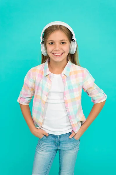 Escucha música. Belleza y moda. Felicidad infantil. Jugador Mp3. Día de los niños. Tecnología de audio. niño pequeño escuchar ebook, educación. niña pequeña con auriculares. Mejor canción para su entrenamiento —  Fotos de Stock