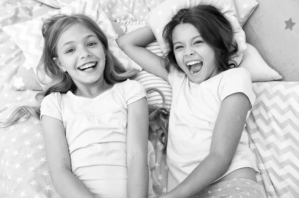 Pigiama party e amicizia. partito del pigiama di due bambini piccoli felici nella camera da letto. amicizia di bambini piccoli ragazze con volti felici. Gia '. — Foto Stock