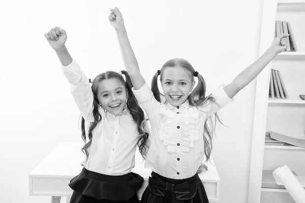 Os alunos felizes mantêm as mãos para cima na sala de aula da escola, conceito de vitória. As meninas comemoram a vitória. Nós somos os vencedores. meninas felizes. — Fotografia de Stock