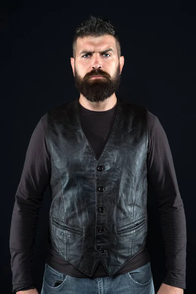 Reifer Hipster mit Bart. Brutaler kaukasischer Hipster mit Schnurrbart. Gesichtspflege. Männermode. bärtiger Mann. Ernsthafter Mann. Ehrgeizig und gutaussehend. seinem persönlichen Stil folgend — Stockfoto