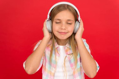 Çocuk günü. Radyo sinyalleriyle iletilen teknoloji. Çocukluk mutluluk. MP3 çalar. küçük kız çocuk kulaklık. küçük çocuk ebook, eğitim dinle. Müzik dinlemek. Güzellik ve moda. En sevdiğim müzik için arama
