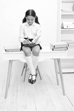 Çocuk kavramı. Çocuk gülümseme not defterinde masanın üzerine yazma. Küçük çocuk ders yapmak. Güzel bir çocuk dikkatle ev ödevi yap. Sınırı ama öğrenme değil eğitimi veriliyor