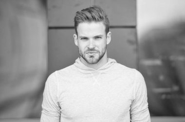 Güven yayar. Adam çekici Bakımı stil ve görünüm sakallı. Kıl katı yüz kentsel arka planı olan adam. Sakal veya tıraşsız adam görünüyor yakışıklı ve serin adam. Güven kavramı