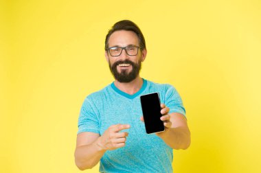 Uygulama güncelleştirin. Hipster neşeli kullanma smartphone. Adam mutlu Kullanıcı akıllı telefon. Smartphone ile kal. Online Topluluk katılın. Kullanıcı dostu kavramı. Adam telefon fırsatlar hakkında heyecanlı