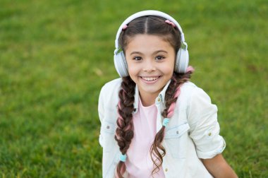 Çocukluk mutluluk. MP3 çalar. küçük çocuk ebook, eğitim dinle. Çocuk günü. Radyo sinyalleriyle iletilen teknoloji. küçük kız çocuk kulaklık. Müzik dinlemek. Güzellik ve moda. Dinlenmek için zaman