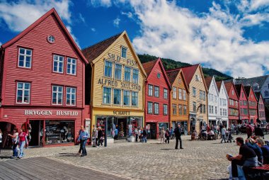 Bergen, Norveç'in şehir merkezinde meydanında insanlar