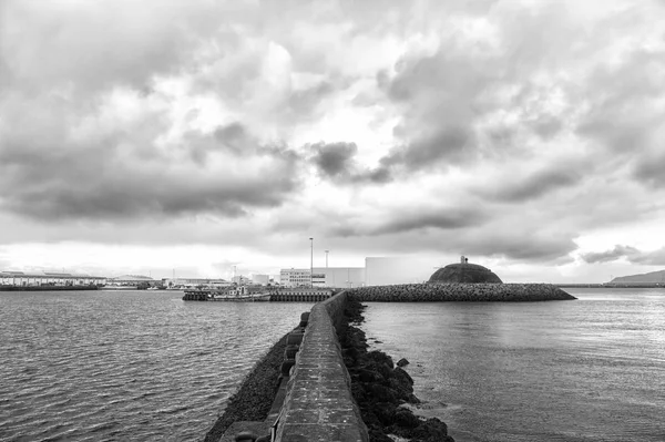 Frangiflutti pietrosi in mare. Breakwater circonda banchine, porti e lagune. Breakwater concetto di funzione. Il mare scandinavo delle acque di scoppio. Pier fortificazione del mare. Difesa e fortificazione costiera — Foto Stock