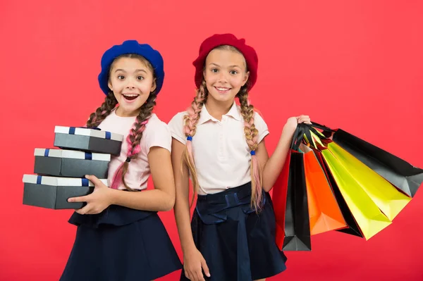 Gran venta en el centro comercial. niños pequeños con bolsas de compras. Regalos de cumpleaños y navidad. Feliz compra en línea. Día internacional de los niños. amistad y hermandad. Tienda online —  Fotos de Stock