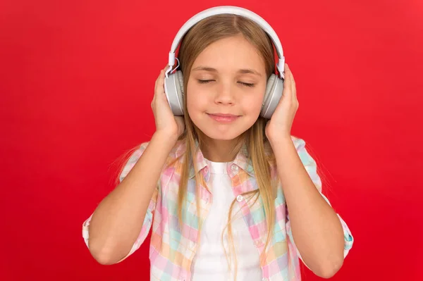 Kindertag. Audiotechnik. Kinderglück. mp3-Player. kleines Mädchen mit Kopfhörer. Kleines Kind hört eBook, Bildung. Musik hören. Schönheit und Mode. Suche nach Lieblingsmusik — Stockfoto