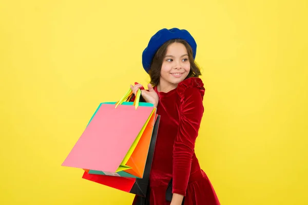 즐거운 온라인 쇼핑입니다. 쇼핑 봉투와 함께 작은 여자 아이입니다. 쇼핑몰에서 큰 판매입니다. 생일과 크리스마스 선물입니다. 국제 어린이 날. 2 복용. 완벽 한 하루 — 스톡 사진