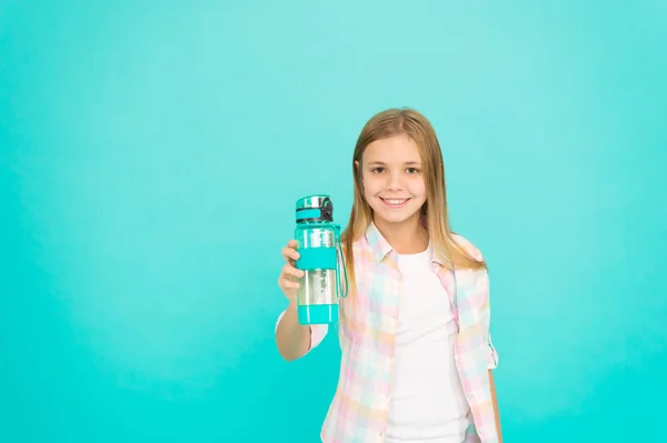 Έννοια ισορροπίας ύδατος. Υγιή και ενυδατωμένη. Παιδιατρική διαταραχές της ισορροπίας ύδατος. Κορίτσι νοιάζεται για την υγεία και το νερό ισορροπία. Μακριά μαλλιά κορίτσι παιδί έχει μπουκάλι νερό. Κρατήστε πατημένο το παιδί μπουκάλι μπλε φόντο — Φωτογραφία Αρχείου