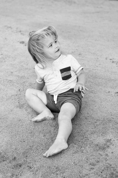 Första semester med barn tips och råd. Pojke lilla ungen sitta på sand. Barn njuta av semester på stranden. Ta hand om säkerhet resor barn. Översta aktiviteter för barn på stranden. Förenade med naturen — Stockfoto