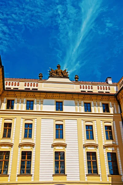 Building with beige facade and windows in Prague, Czech Republic — Stock Photo, Image