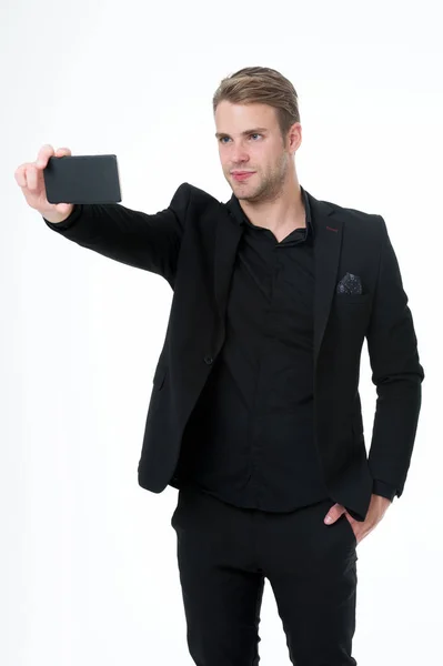 Selfie を取る。自信のビジネスマンは、スマート フォン ホワイト バック グラウンドを使用します。ビジネス コミュニケーションの概念。男のスーツのビジネスマンは、現代のモバイル技術を事業に活用します。モバイル通信 — ストック写真