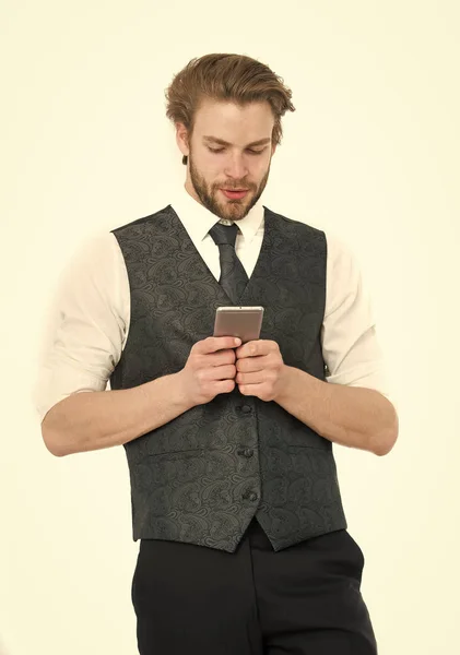 Guy apresentando produto de smartphone . — Fotografia de Stock