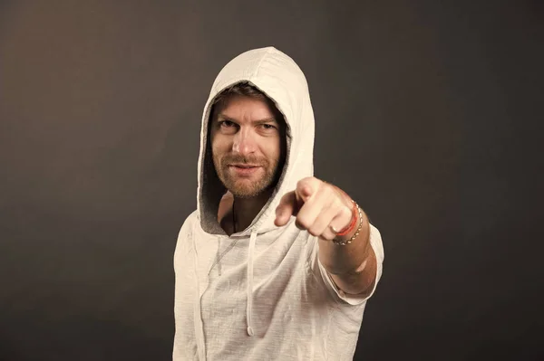 Mann mit Kapuze zeigt mit dem Finger auf grauen Hintergrund — Stockfoto