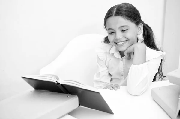 Концепция книги. Счастливая девушка улыбается, читая книгу. Научи себя читать книги. Книга, чтобы изменить свой мир — стоковое фото