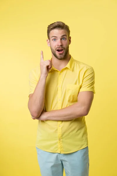 Un tizio caucasico con i baffi. Un uomo barbuto. Moda maschile. Cura del viso. hipster maturo con barba. uomo su sfondo giallo. Ho avuto una grande idea. sensazione di ispirazione — Foto Stock